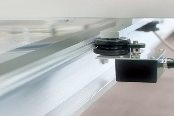 Horizontal Wheels on longarm quilting machine table